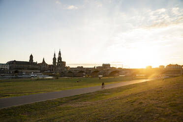 Augustusbrücke über die Elbe gegen den Himmel in der Stadt bei Sonnenuntergang, Sachsen, Deutschland - CHPF00557