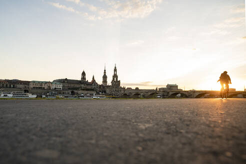 Augustusbrücke bei Hofkirche und Semperoper gegen den Himmel in der Stadt bei Sonnenuntergang, Sachsen, Deutschland - CHPF00558