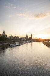 Augustusbrücke über die Elbe gegen den Himmel in der Stadt bei Sonnenuntergang, Sachsen, Deutschland - CHPF00560