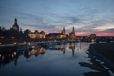 Boote auf der Elbe gegen den Himmel in der Stadt in der Abenddämmerung, Sachsen, Deutschland - CHPF00562