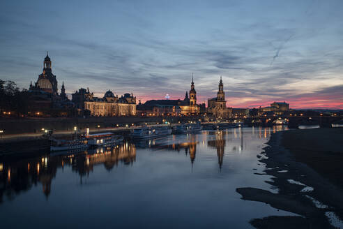 Boote auf der Elbe gegen den Himmel in der Stadt in der Abenddämmerung, Sachsen, Deutschland - CHPF00562