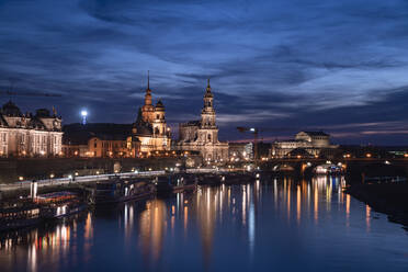 Elbe bei Hofkirche und Semperoper gegen den Himmel in der Stadt bei Nacht, Sachsen, Deutschland - CHPF00563