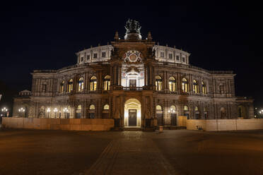 Blick auf die Semperoper gegen den Himmel in der nächtlichen Stadt, Sachsen, Deutschland - CHPF00564