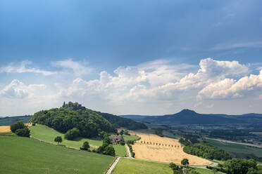 Landschaft vor blauem Himmel in Konstanz, Schweiz - ELF02060