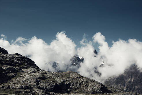 Niedriger Blickwinkel auf Berge und Wolken in der Lombardei, Italien - DWIF01024