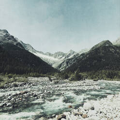 Blick auf den Fluss Mallero und die Berge gegen den Himmel, Lombardei, Italien - DWIF01025