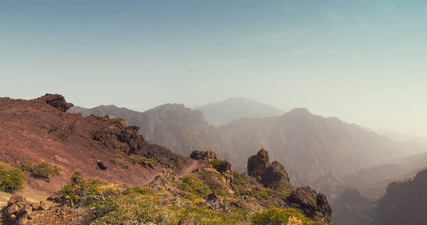 Blick auf die Berge vor dem Himmel im Nationalpark Caldera de Taburiente, Spanien - DWIF01030