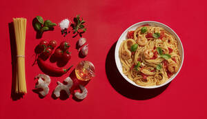 Shrimp-Nudeln in Schüssel kaufen verschiedene Zutaten auf rotem Hintergrund - KSWF02056