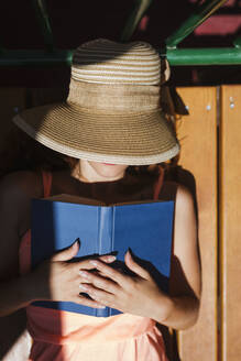 Frau mit Buch beim Ausruhen - LJF00685