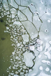 Abstrakte Luftaufnahme des zugefrorenen Meeres in der Bucht von Tallinn in Estland. - AAEF02451