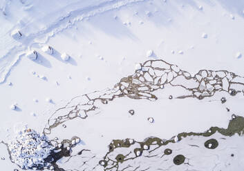 Abstrakte Luftaufnahme des zugefrorenen Meeres von Muraste in Estland. - AAEF02496