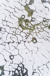 Abstrakte Luftaufnahme des zugefrorenen Meeres von Muraste in Estland. - AAEF02499