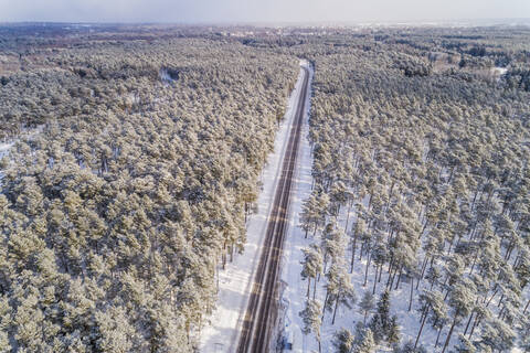 Luftaufnahme einer leeren geraden Straße im Wald von Naage in Estland., lizenzfreies Stockfoto