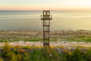 Luftaufnahme der Küste mit Wald und einem Aussichtsturm in Forby auf der Insel Vormsi, Estland. - AAEF02553