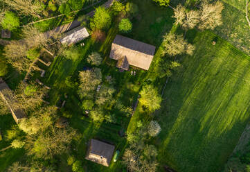 Luftaufnahme eines von Feldern umgebenen Dorfes in Forby auf der Insel Vormsi, Estland. - AAEF02554