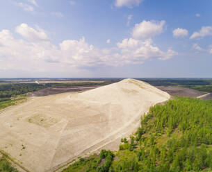 Luftaufnahme des Sandbergs in Kiviõli, Estland. - AAEF02644