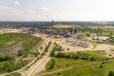 Luftaufnahme einer Chemiefabrik außerhalb von Kiviõli, Estland. - AAEF02646