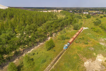 Luftaufnahme eines Zuges, der Sand aus einer Fabrik in Kiviõli, Estland, transportiert. - AAEF02647