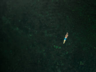 Luftaufnahme eines Jungen beim Schwimmen in der Ostsee in Estland. - AAEF02676