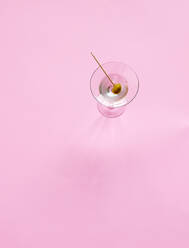 Direkt über der Aufnahme eines Martiniglases auf rosa Hintergrund - KSWF02070