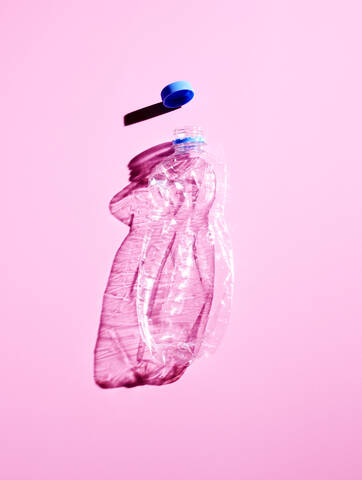 Plastikflasche auf rosa Hintergrund, lizenzfreies Stockfoto