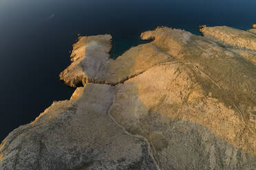 Luftaufnahme des Berges am Meer auf der Insel Krk bei Sonnenaufgang, Kroatien - HMEF00489