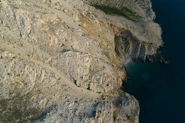 Luftaufnahme eines Berges am Meer auf der Insel Krk, Kroatien - HMEF00491