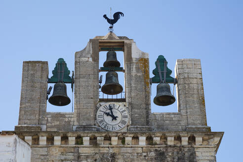 Niedriger Blickwinkel auf den Glockenturm gegen den klaren Himmel in Faro, Portugal - WIF03987