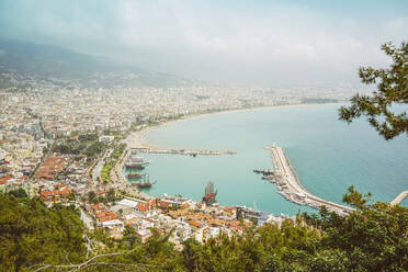 Blick auf die Stadt Alanya von der Burg auf dem Berggipfel, Alanya, Türkei - TAMF02048