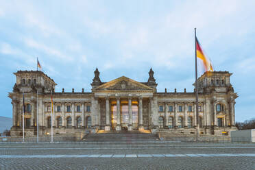 Reichstagsgebäude in der Abenddämmerung, Berlin, Deutschland - TAMF02061