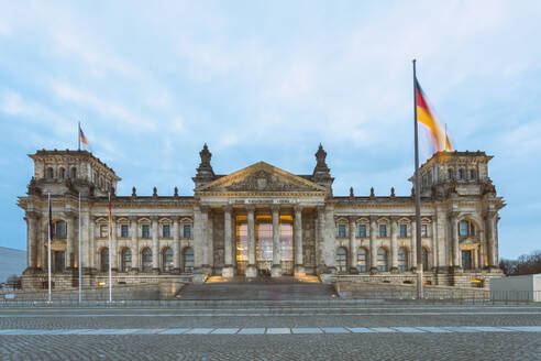 Reichstagsgebäude in der Abenddämmerung, Berlin, Deutschland - TAMF02061