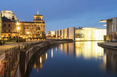 Regierungsviertel in Berlin bei Nacht, Deutschland - TAMF02068