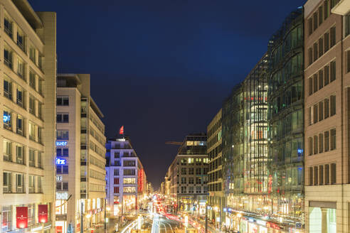 Ansicht der Friedrichstraße bei Nacht von oben, Berlin, Deutschland - TAMF02072