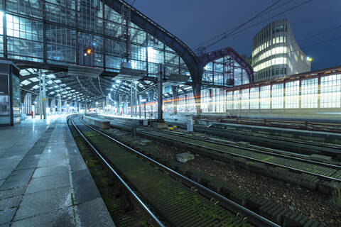 Bahnhof Friedrichstraße bei Nacht, Berlin, Deutschland, lizenzfreies Stockfoto