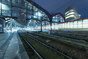 Bahnhof Friedrichstraße bei Nacht, Berlin, Deutschland - TAMF02074