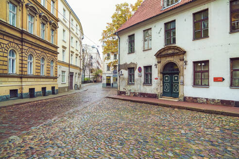 Historische Straße in der Altstadt in der Nähe der St. Peterskirche, Riga, Lettland - TAMF02084