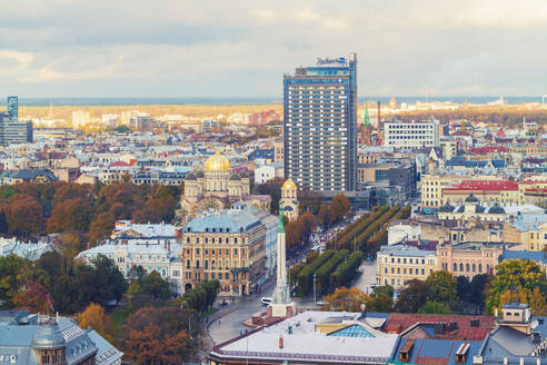 Blick auf die Stadt von oben mit dem Freiheitsdenkmal und der St. Peterskirche, Riga, Lettland - TAM02088