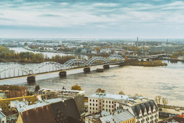 Blick auf die Stadt von oben mit der Eisenbahnbrücke, Riga, Lettland - TAMF02090