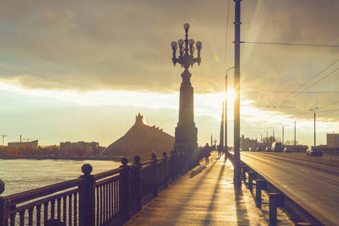 Sonnenuntergang über der Akmens-Tilts-Brücke und die Universitätsbibliothek im Hintergrund, Riga, Lettland - TAMF02094