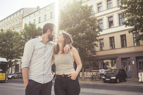 Glückliches junges Paar in der Stadt, Berlin, Deutschland - TAMF02096