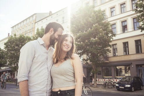 Glückliches junges Paar in der Stadt, Berlin, Deutschland - TAMF02097