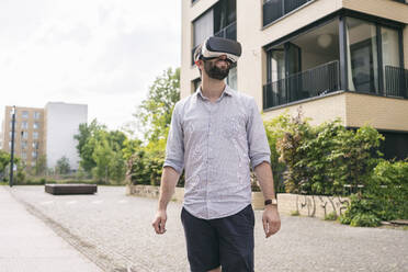 Mann trägt Virtual-Reality-Brille im Freien - TAMF02100