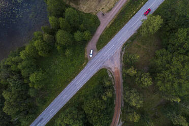 Luftaufnahme einer Landstraße in Loftahammar, Kalmar, Schweden - TAMF02109