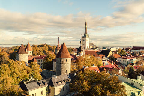 Blick auf die Altstadt mit der St. Olaf-Kirche und der alten Stadtmauer, Tallinn, Estland, lizenzfreies Stockfoto