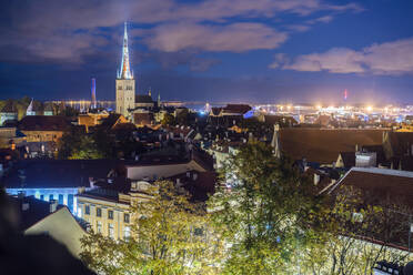 Nachtansicht der Altstadt mit der St. Olafs Kirche, Tallinn, Estland - TAMF02135