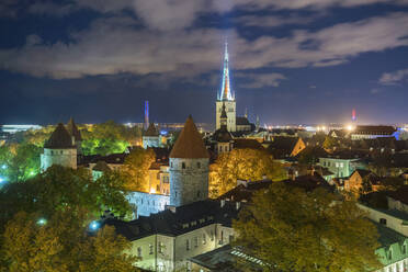 Nachtansicht der Altstadt mit der St. Olafs Kirche, Tallinn, Estland - TAMF02136