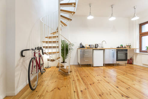 Interieur einer modernen Wohnung mit Fahrrad - TAMF02139