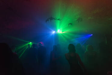 Tanzende Menschen in einem Club - TAMF02140