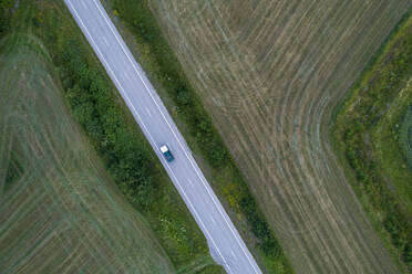 Luftaufnahme einer Straße mit Feldern, Südwestschweden - TAMF02152