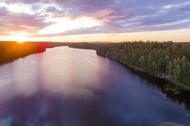 Ein See bei Sonnenuntergang in der Region Tjust, Südostschweden - TAMF02153